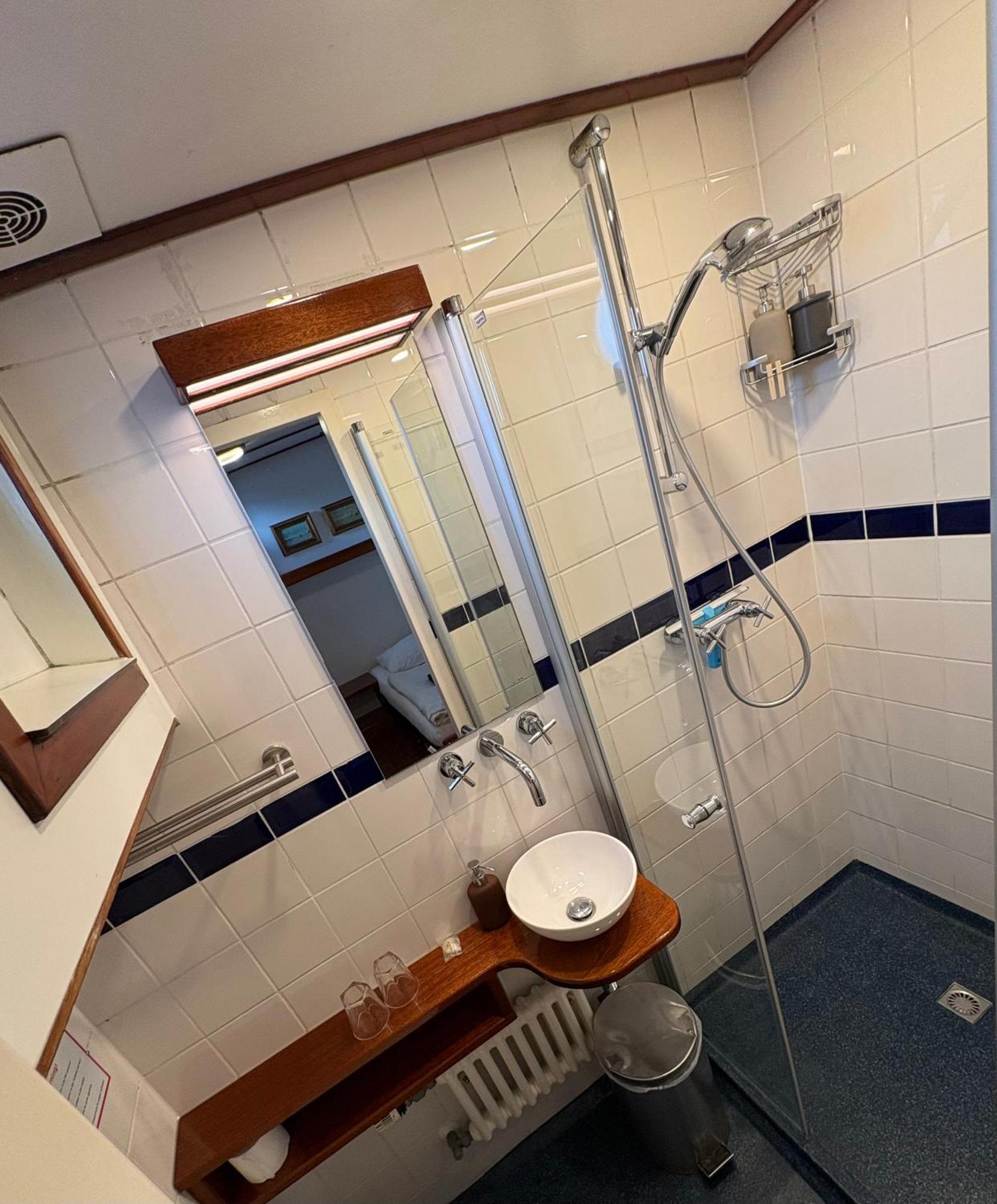אמסטרדם Hotelboot Zwaan מראה חיצוני תמונה
